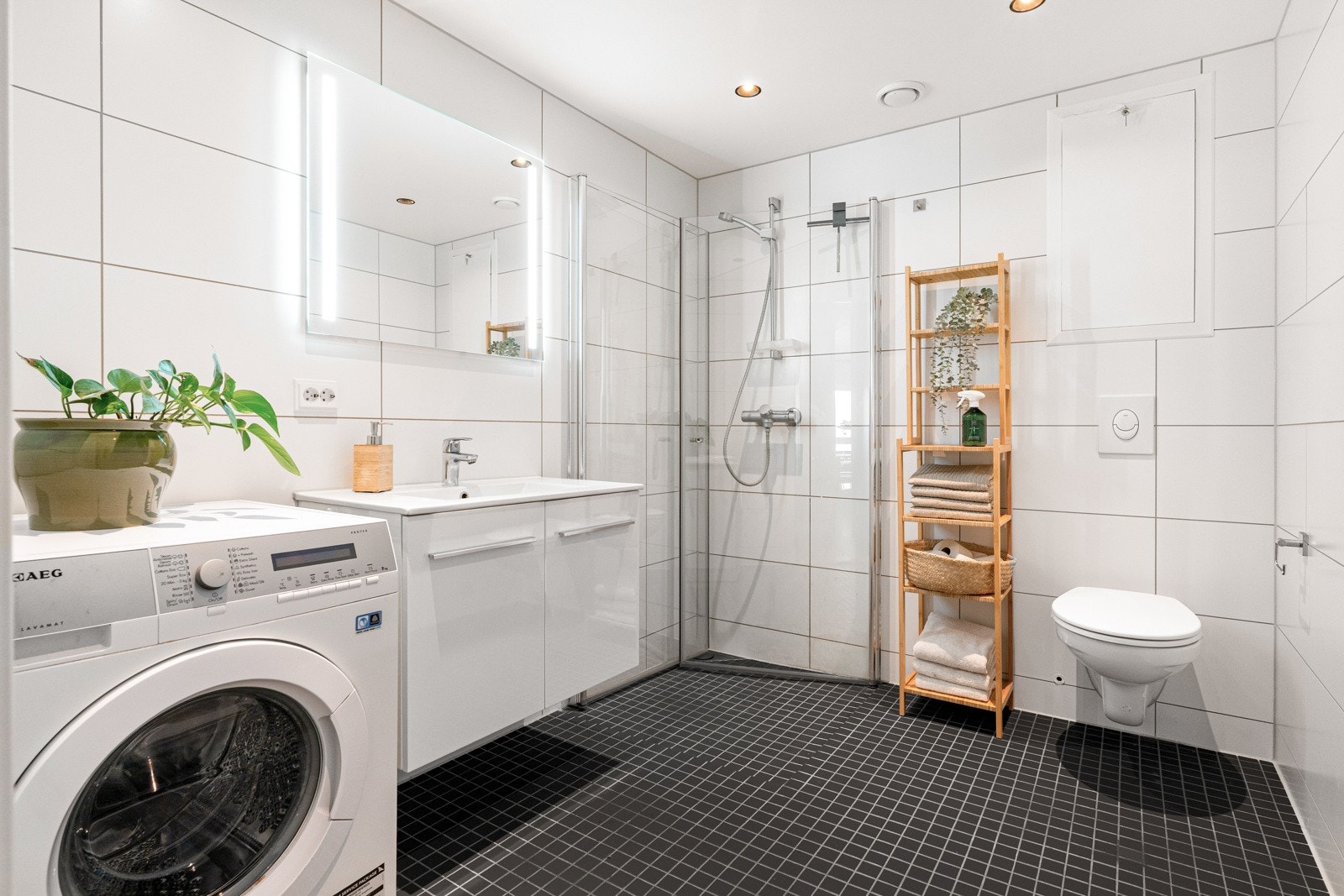 God belysning fra downlights i himling og integrert lys i speil. Galleribilde