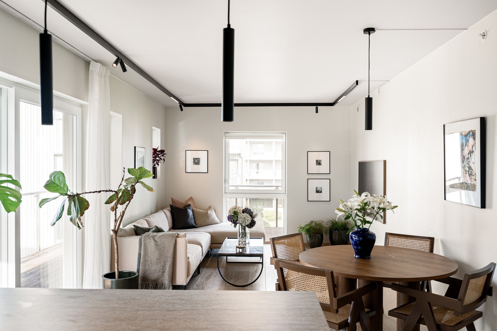 Oppholdsrommet har en god takhøyde, som kombinert med vindu i flere himmelretninger gir et gjennomgående dagslys og en behagelig atmosfære. Galleribilde