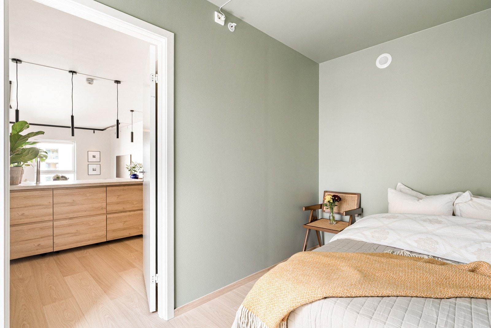 Leiligheten tilbyr to soverom fordelt i hver sin ende. Det ene har adkomst fra kjøkkenet, og det andre fra gangarealet. Galleribilde