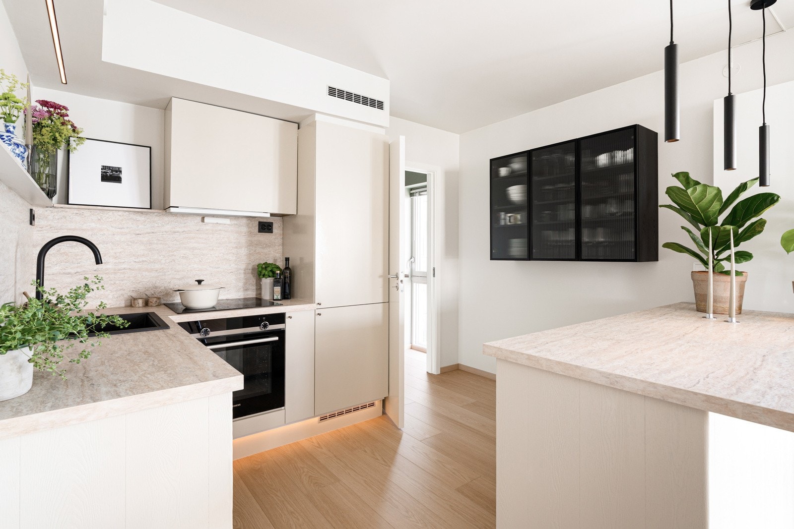 Utformingen av kjøkkenet oppleves gjennomtenkt og praktisk med tydelige arbeidssoner og rikelig med lagringsplass. Galleribilde