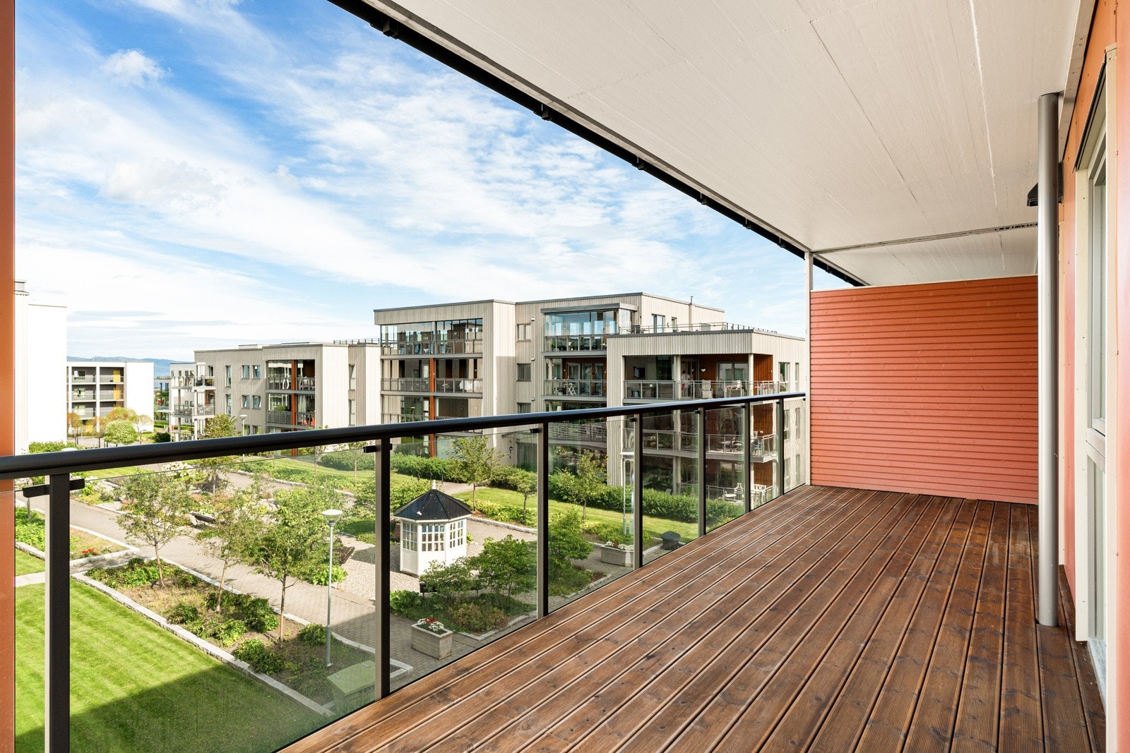 Leiligheten ligger luftig til i 2. etasje og har beliggenhet på det vestre hjørnet av bygget, med en balkong som strekker seg rundt hjørnet og gir utsikt mot både nord og sør. Her bor du godt skjermet i en privat atmosfære med utsyn over grøntareal. Galleribilde