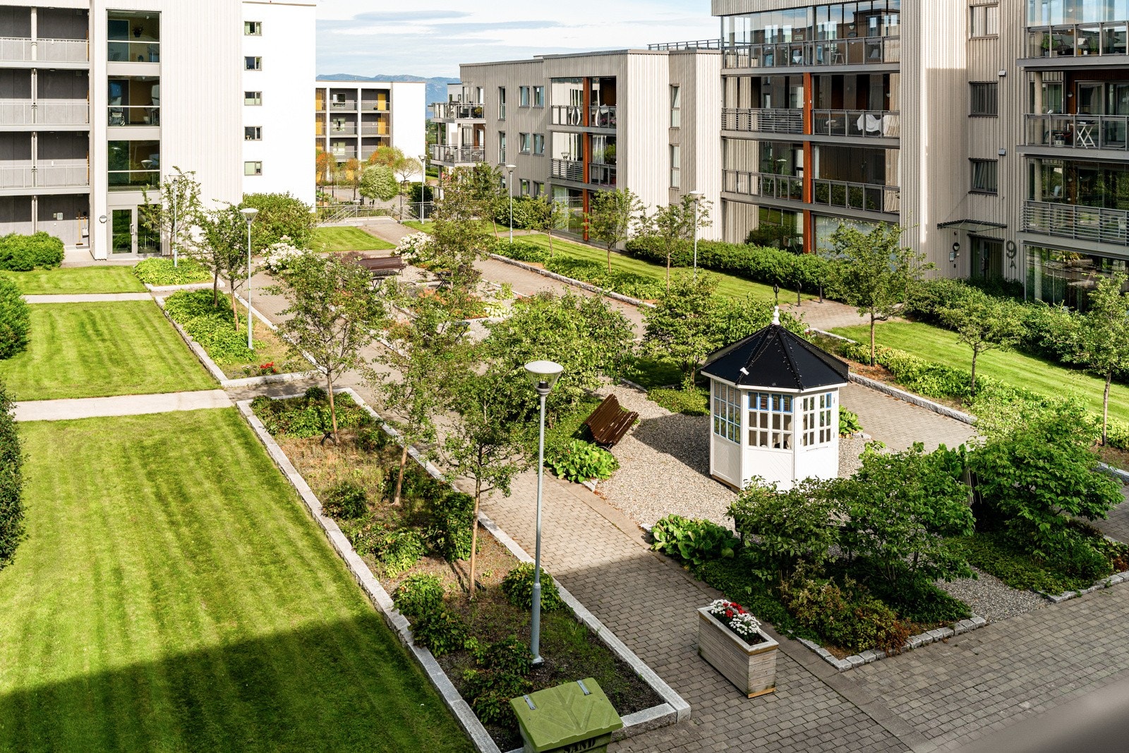 Sameiets fellesområder er pent og parkmessig opparbeidet med internstier, sittegrupper og lekeplasser. Galleribilde