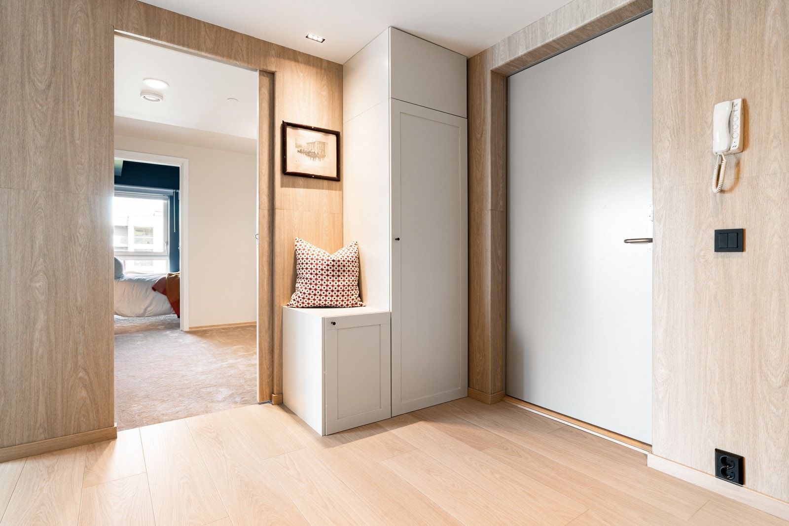 Du ønskes velkommen av en romslig entré med god plass for sko og ytterklær. Galleribilde