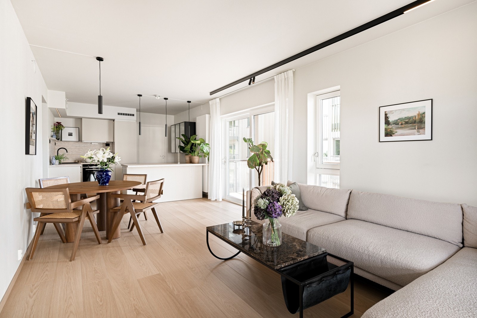 Velkommen til en moderne, lettstelt og gjennomført leilighet med attraktiv beliggenhet i Øvre Granåslia. Galleribilde