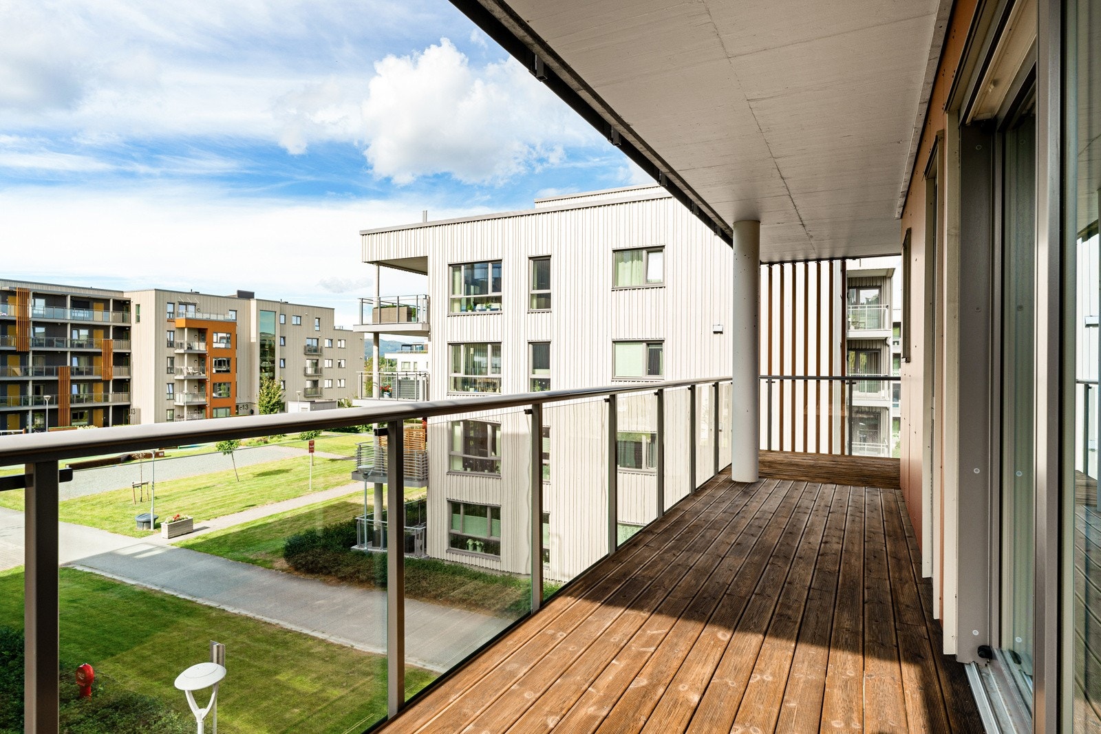 På dager med godt vær kan du åpne opp de praktiske skyvedørene og skape en sømløs forbindelse mellom inne og ute. Galleribilde