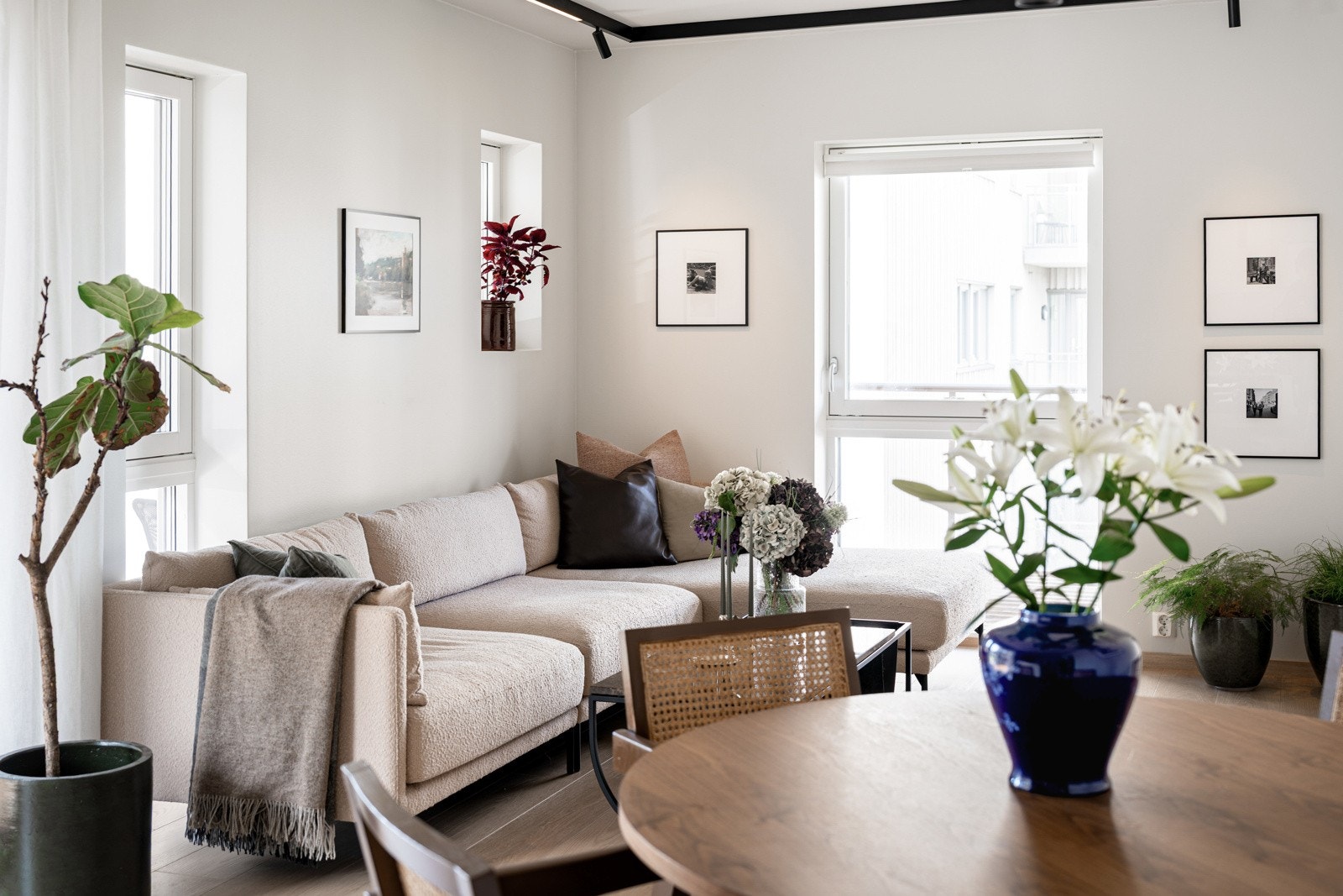 Innvendig har leiligheten en gjennomgående eksklusiv utførelse, med 1-stavs gulv, listefrie overganger og tidsriktige farger på vegger. Galleribilde