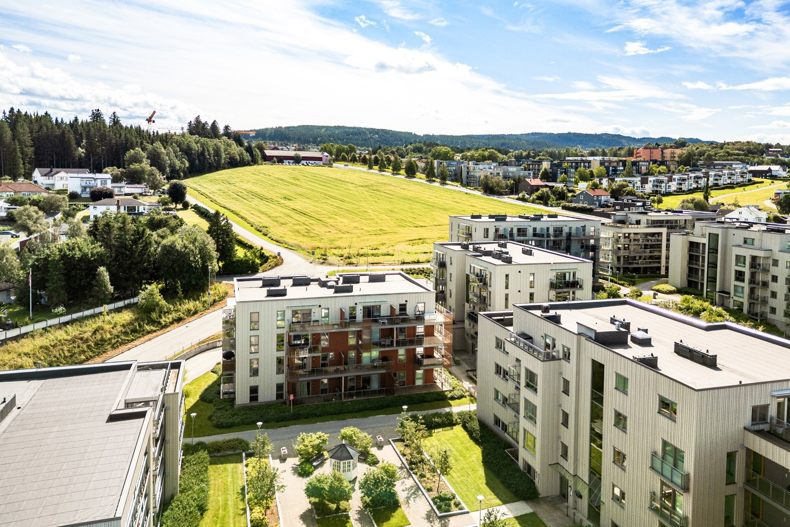 I nærområdet finner du både dagligvare, turområder mot Estenstadmarka samt hyppige bussavganger til sentrum. Galleribilde