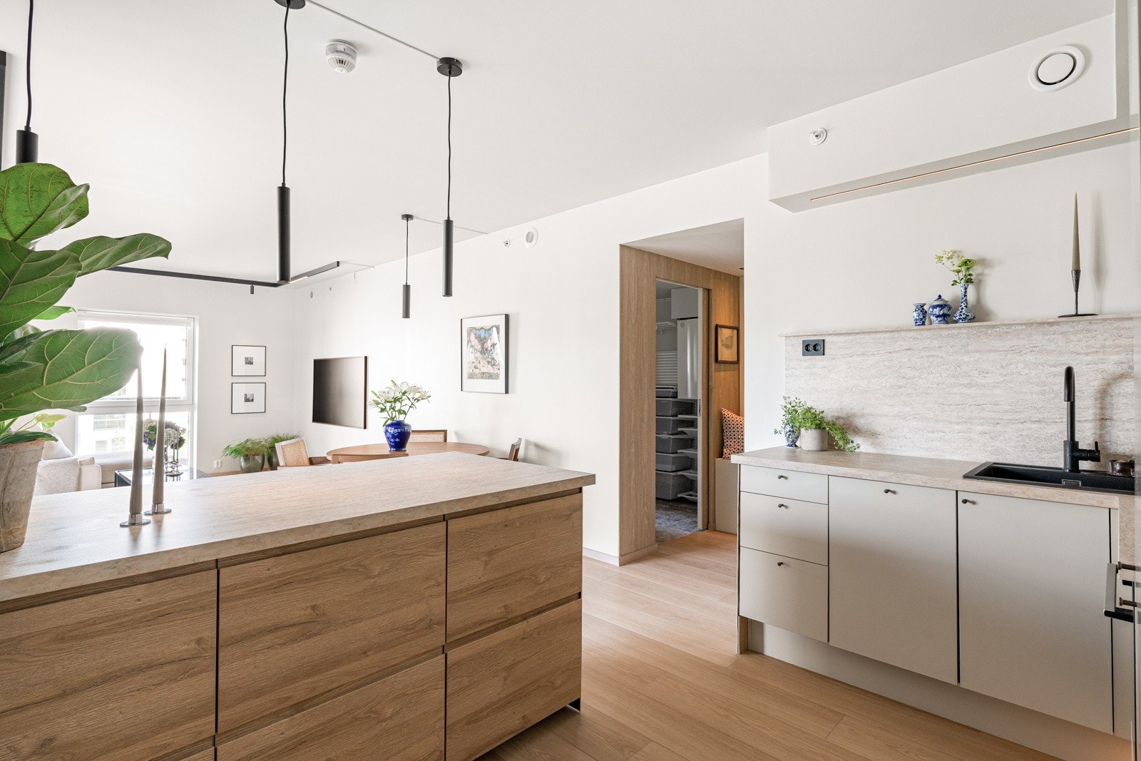 Det er lagt vekt på materialvalg som både er estetiske og funksjonelle, og som gir leiligheten en lun, moderne og helhetlig stil. Galleribilde