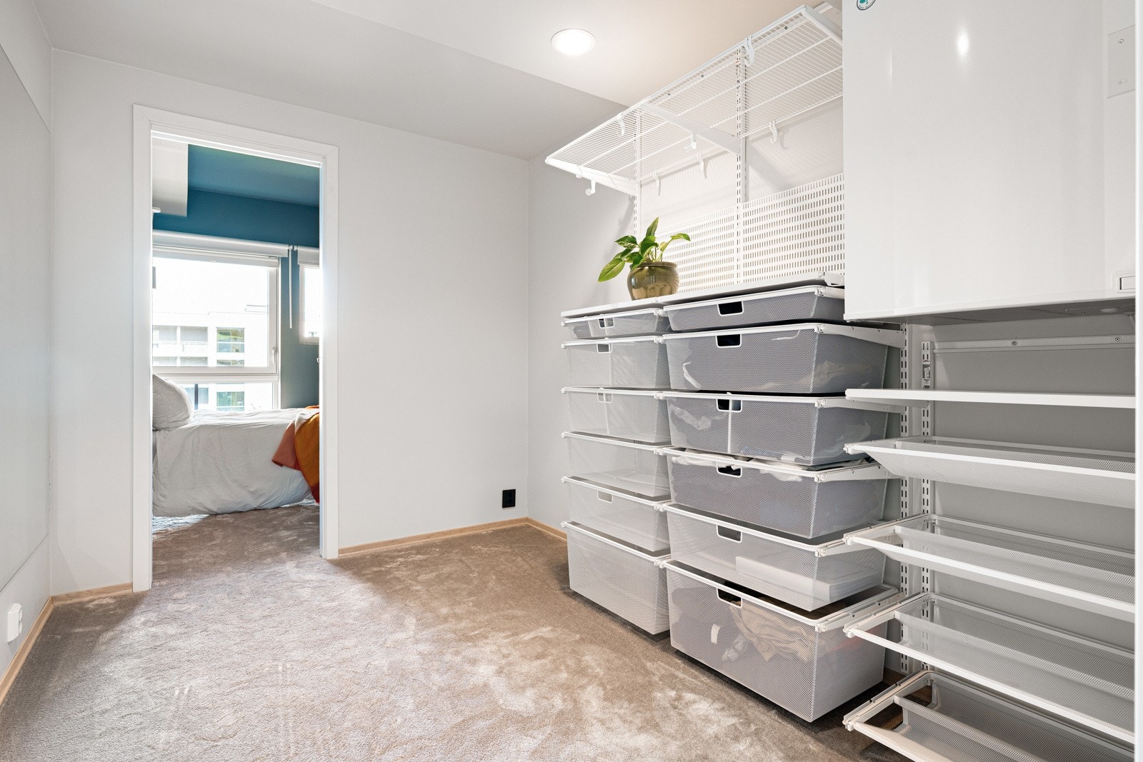 Det ene soverommet har direkte tilgang til teknisk rom, som gir gode muligheter for walk-in garderobe eller ekstra oppbevaring. Galleribilde