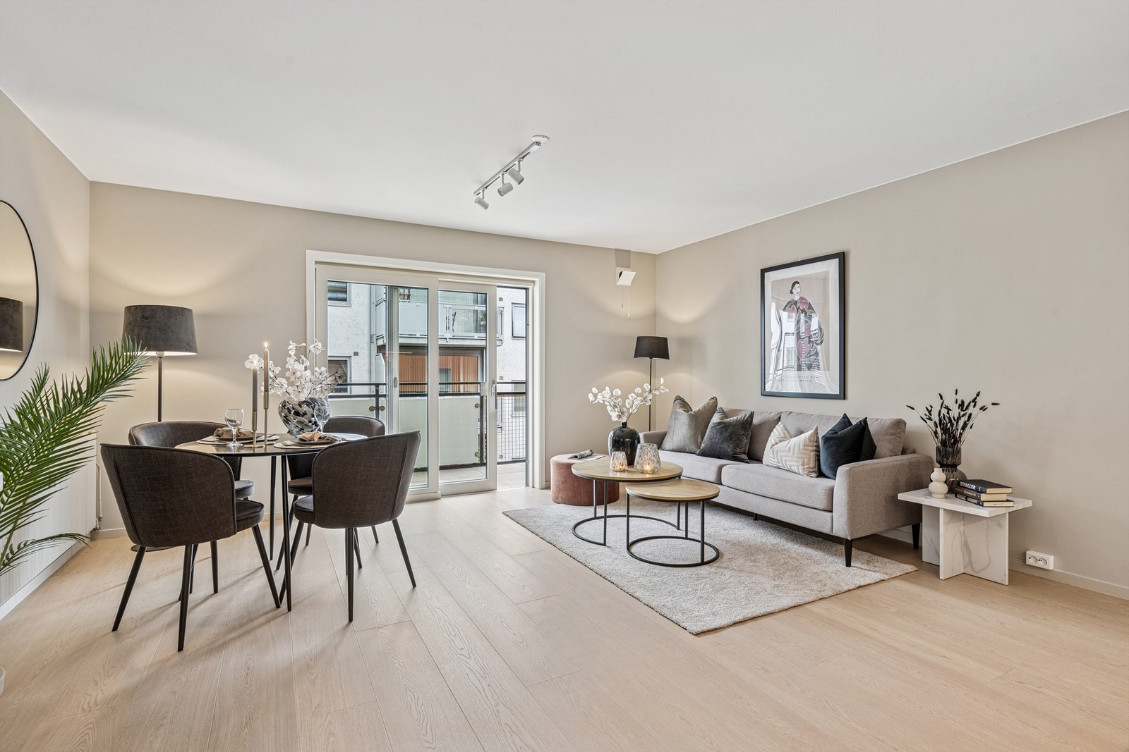 Leiligheten har åpen stue/kjøkkenløsning og utgang til en romslig balkong. Galleribilde