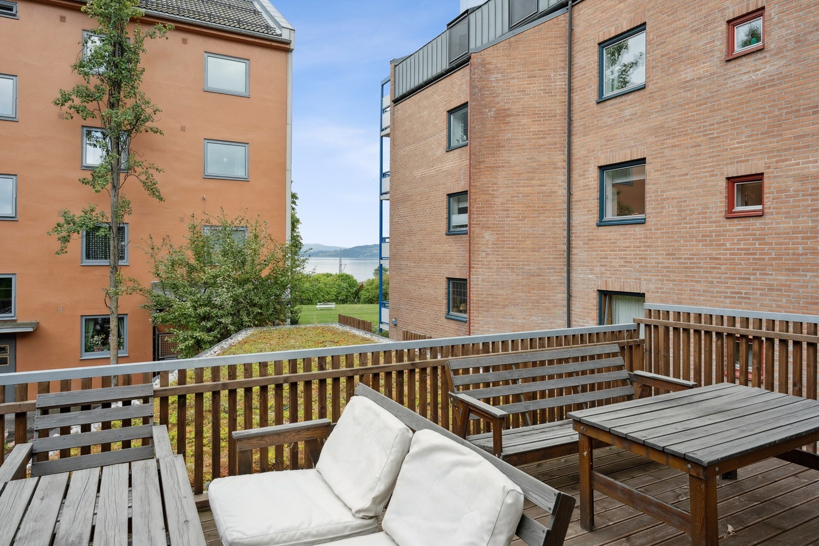 Felles takterrasse for borettslaget i bakgården. Terrassen er over sykkelparkering og renovasjonen for borettslaget. Galleribilde