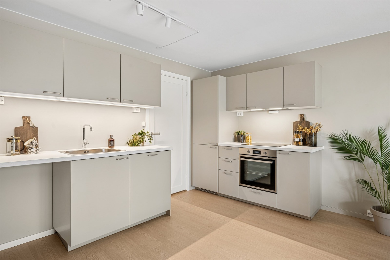 Kjøkken er av leverandøren IKEA og har integrerte hvitevarer og plass til frittstående vaskemaskin. Galleribilde