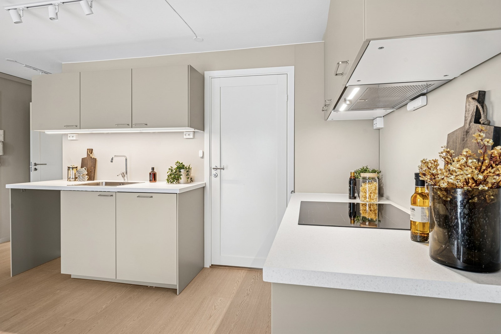 Fra kjøkken/stue har du inngang til et stort soverom som er vendt mot bakgården Galleribilde