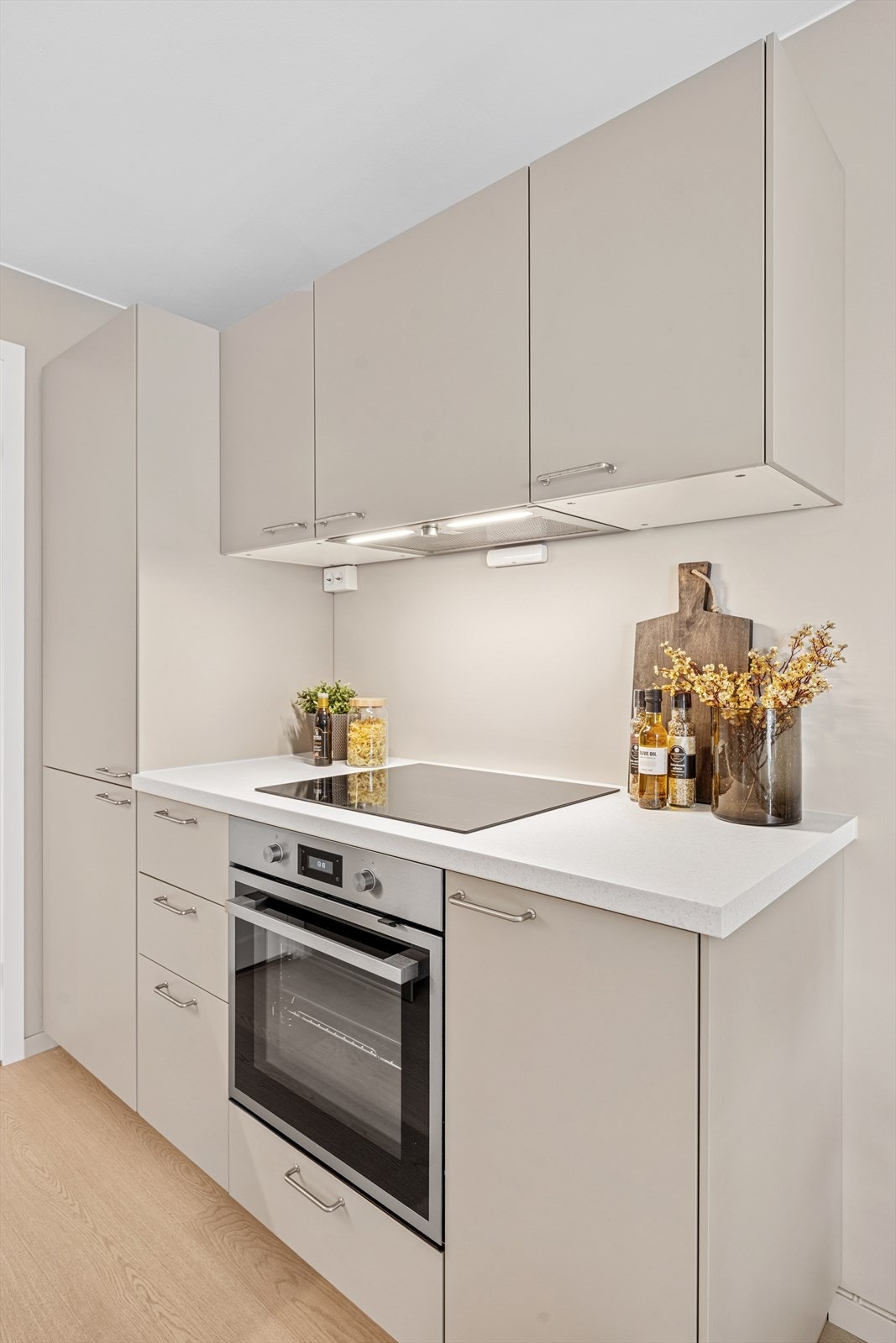 Kjøkkenet har godt med lagringsplass og integrerte hvitevarer Galleribilde