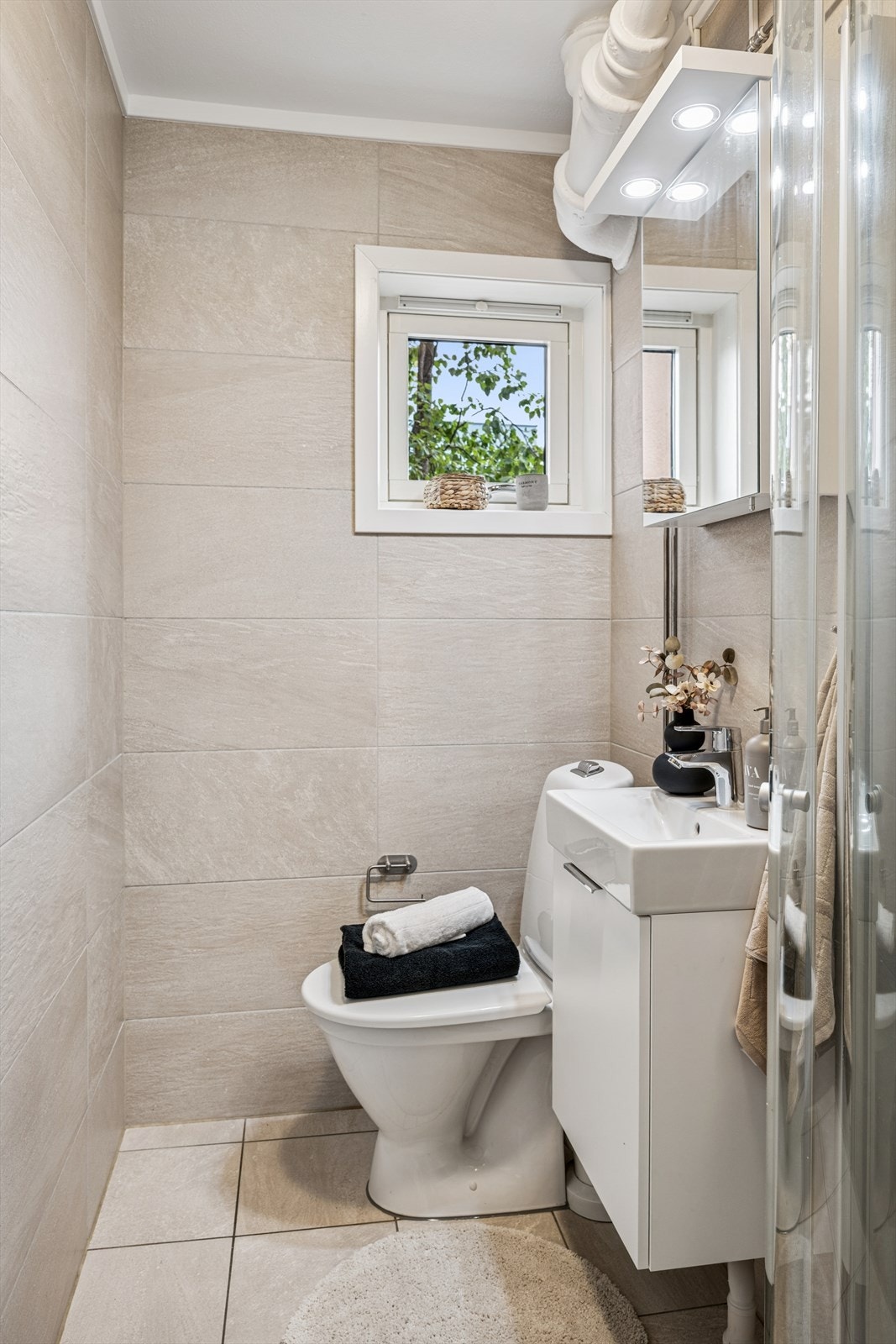 Flislagt baderom fra 2017, med nytt servantskap og speilskap i 2025. Galleribilde