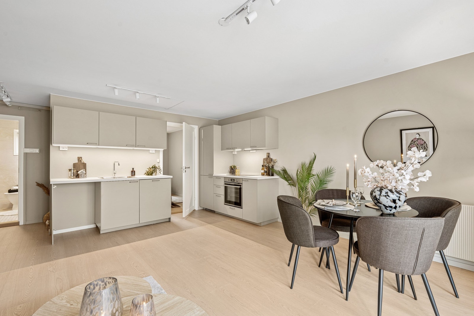 Leiligheten er nyoppusset med lyse og lune farger Galleribilde