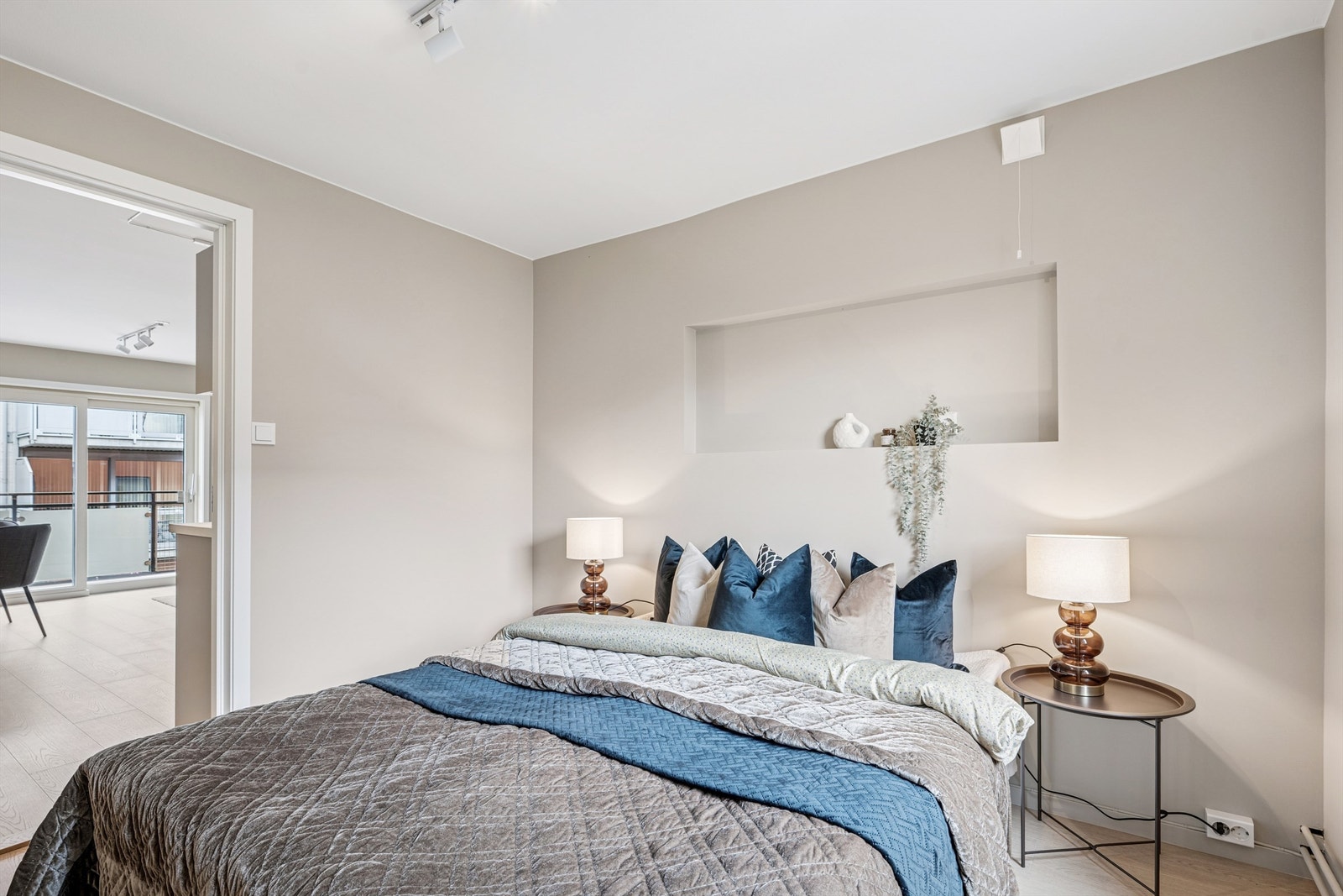 Soverom med god plass til dobbeltseng og noe oppbevaringsmøbler. Galleribilde