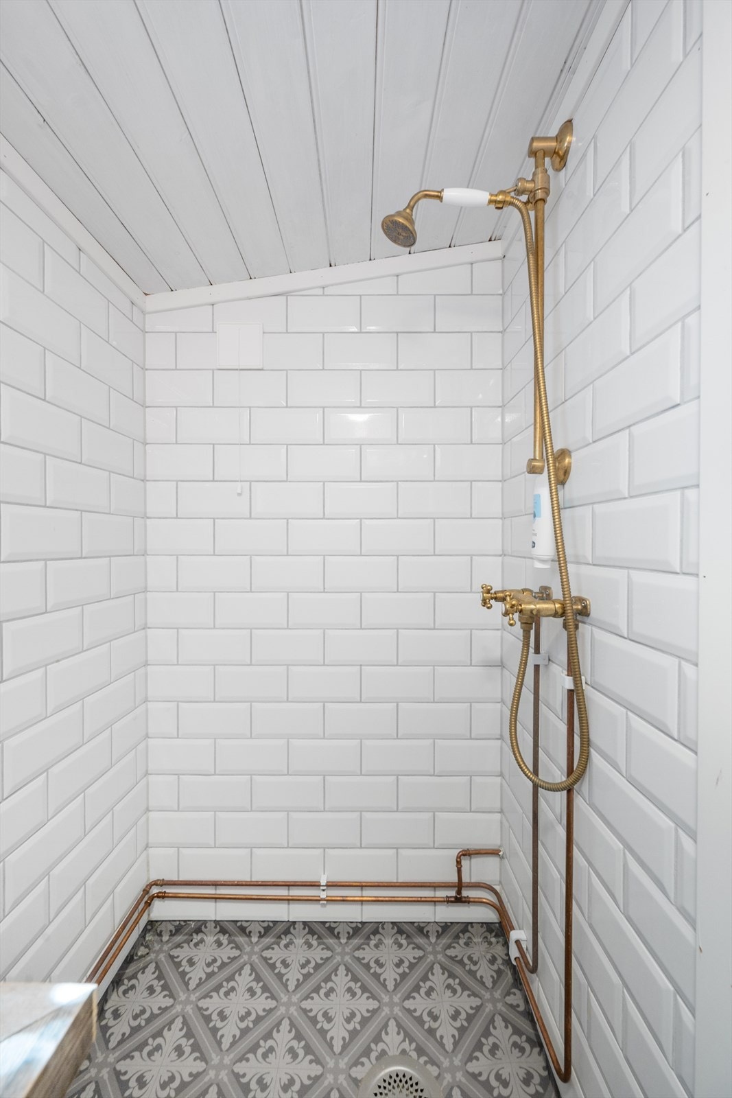 Rommet er enkelt innredet med servant og dusj. Galleribilde