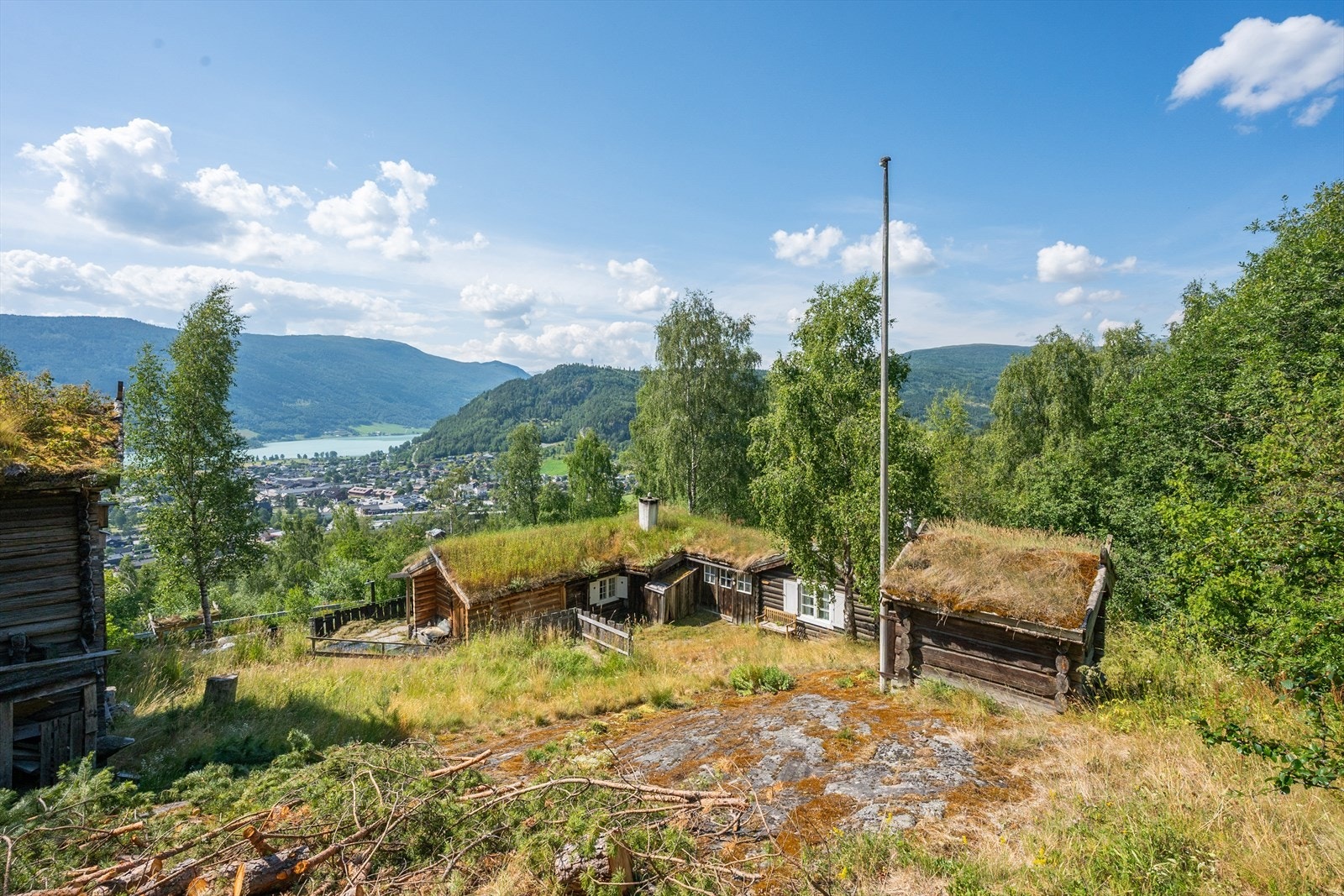 Eiendommen har et åpent og pent uteområde. Galleribilde