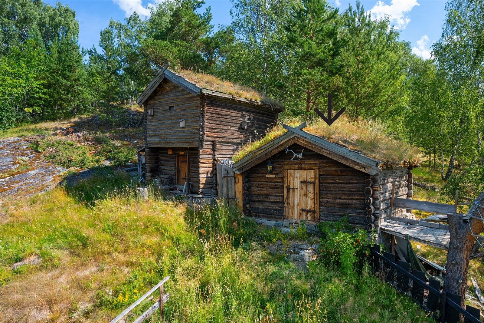 Eiendommen består i tillegg av to innredede anneks + stabbur med ekstra soveplasser - det ene er fra ca 1830. Galleribilde