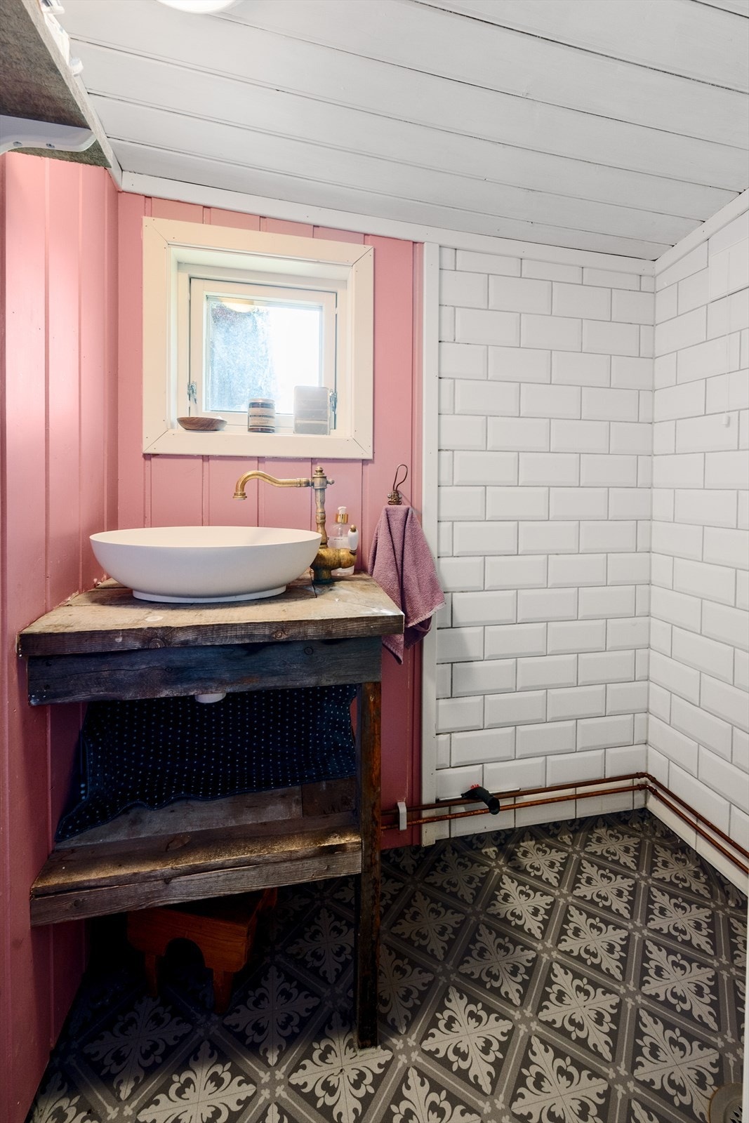 Badet har dels flislagte og dels malte overflater, og gulvbelegg. Det er elektriske varmekabler i gulvet. Galleribilde