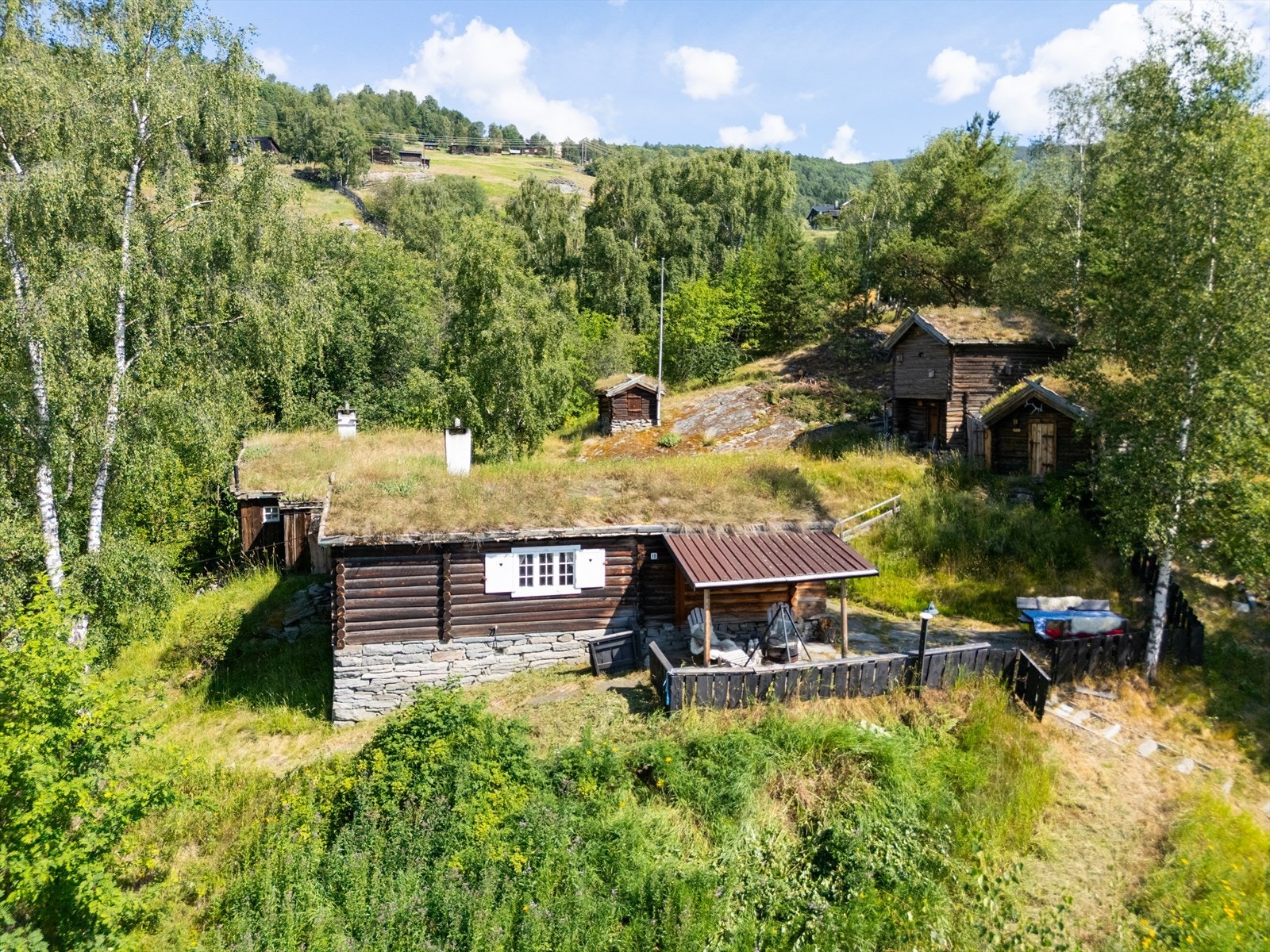 Eiendommen "Bjørkebakka" ligger usjenert til i Øygarden i Vågå kommune. Galleribilde