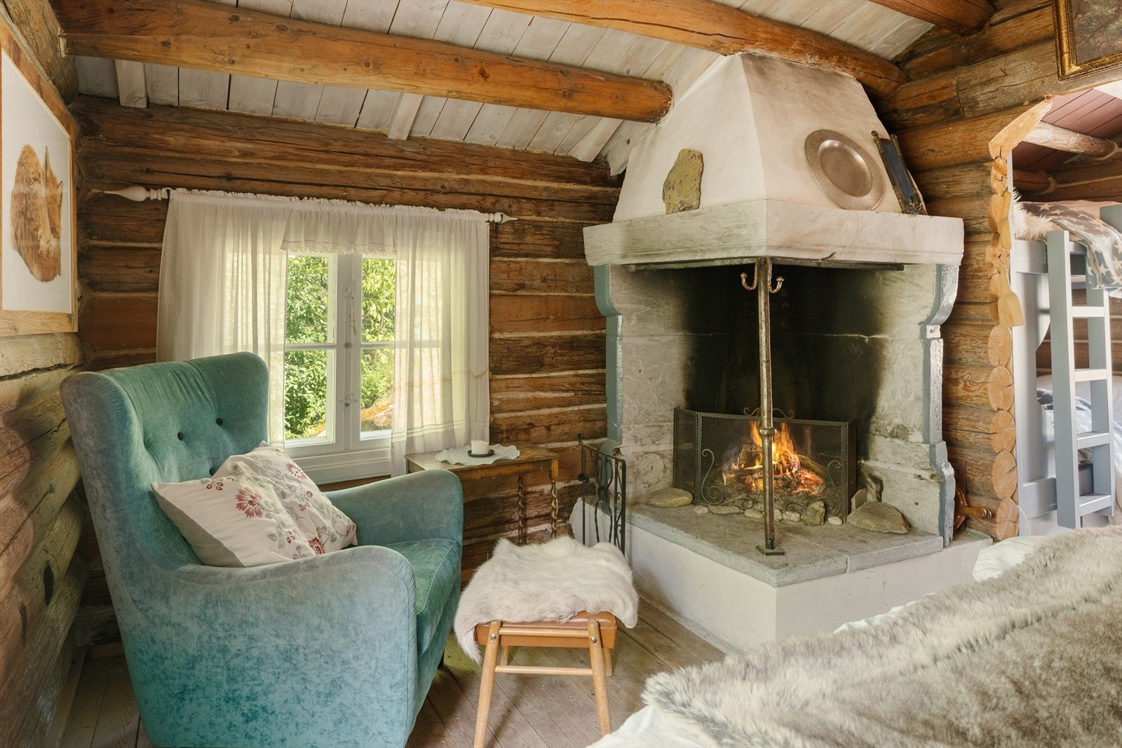 Den ene delen er innredet med dobbeltseng og en flott peis pryder rommet. Galleribilde