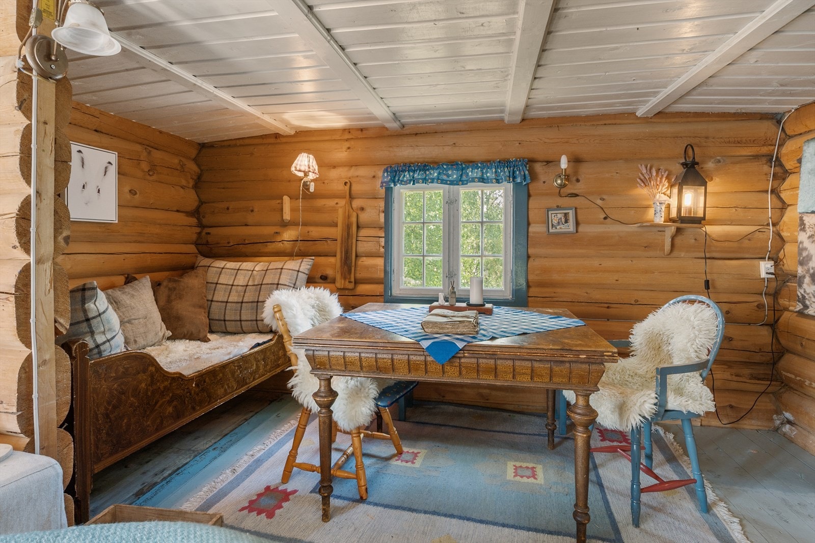 Hyggelig spiseplass ved vinduet. Galleribilde