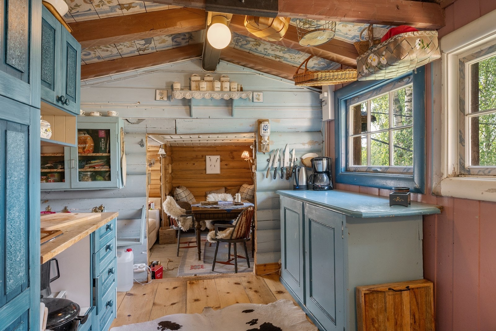 Innredningen har profilerte fronter og benkeplate i laminat, og plass til frittstående komfyr og kjøleskap. Galleribilde