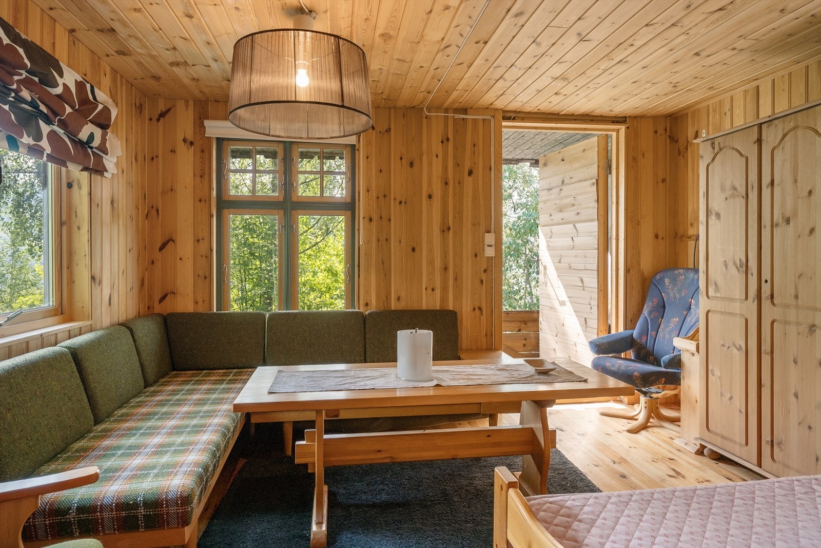 Her er det både sofagruppe og sengeplasser, samt oppbevaringsplass i garderobeskap. Galleribilde