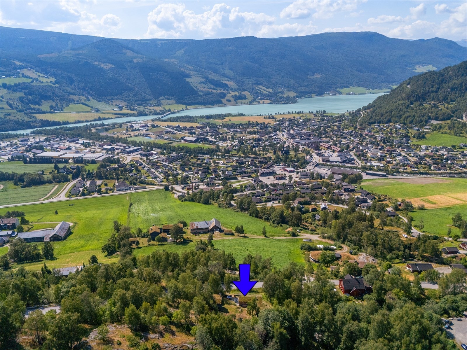 "Bjørkebakka" ligger ca 476 moh og ca 1 km fra Vågå sentrum. Galleribilde