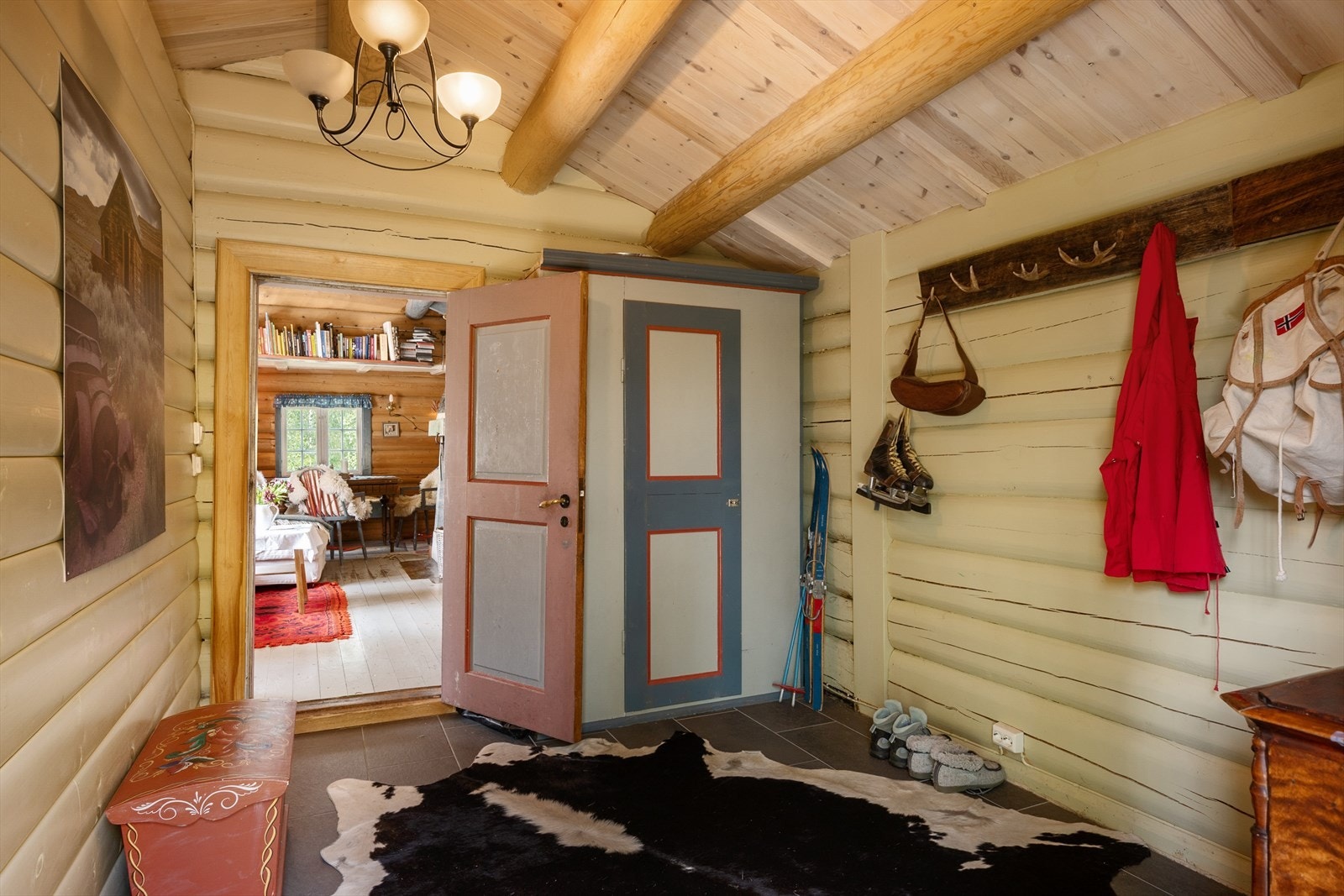 Entréen/gangen er malt i en lys farge og det er flislagt gulv. Det er godt med plass til både klær og utstyr. Det er varmekabler i gang og på soverom. Galleribilde