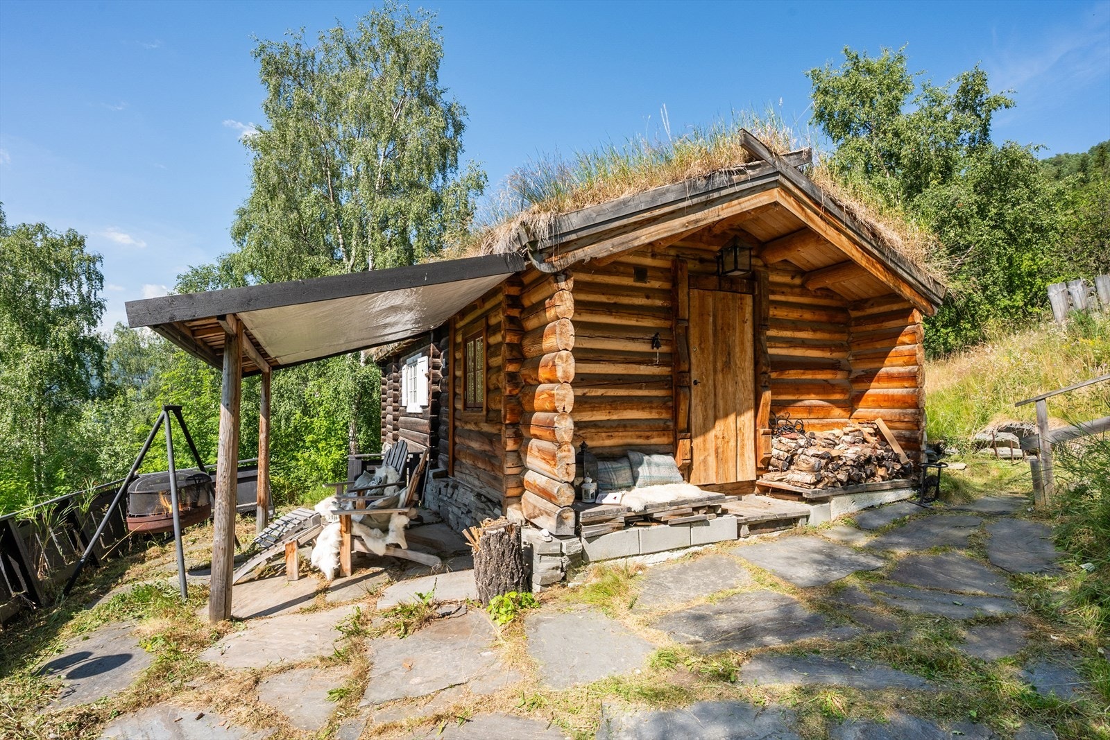 Uteområdet byr på flere sitteplasser og "grillplass" mm. Galleribilde