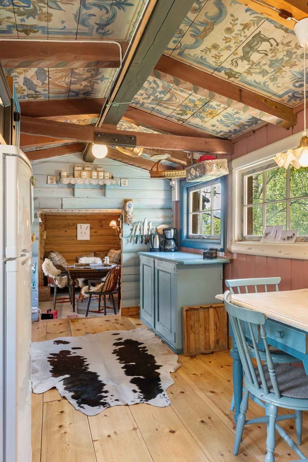 Det er kort vei mellom kjøkken og stue. Galleribilde