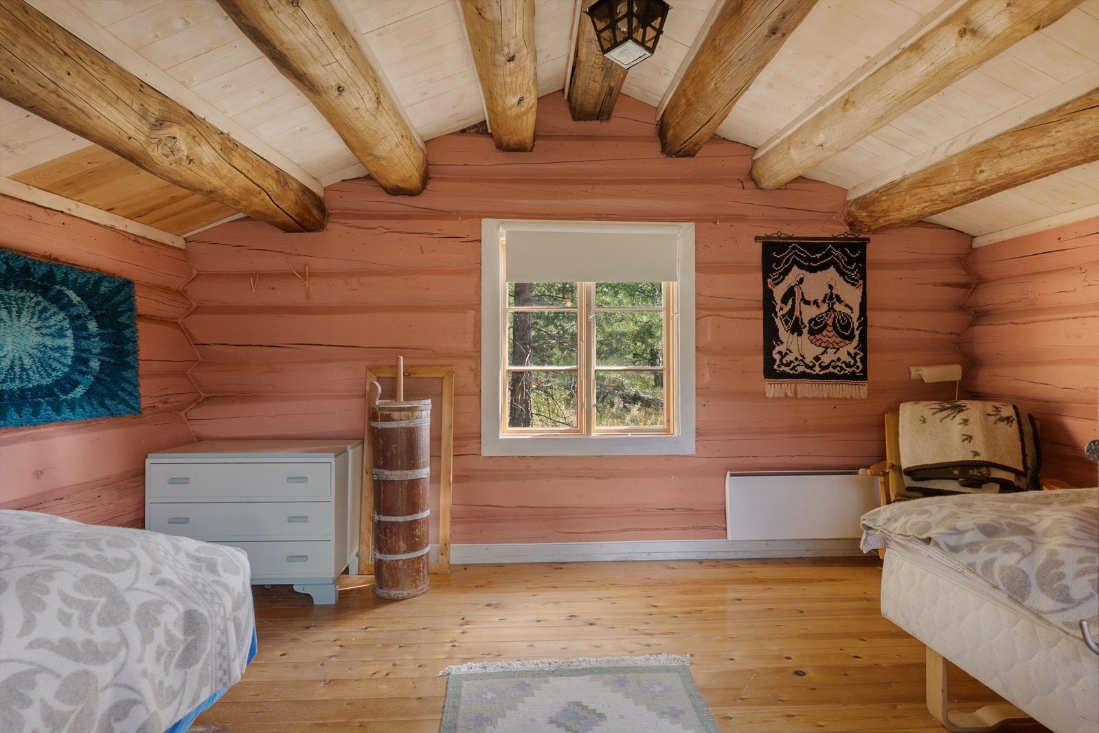 De malte tømmerveggene gir en sjarmerende og hyggelig atmosfære. Her har blant annet Thorbjørn Egner hatt opphold. Galleribilde