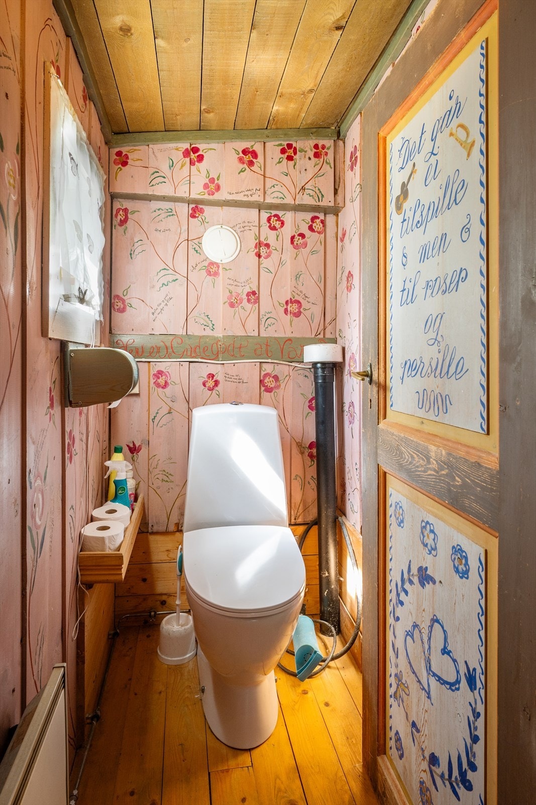 Toalettrommet ligger vegg-i-vegg med badet. Galleribilde