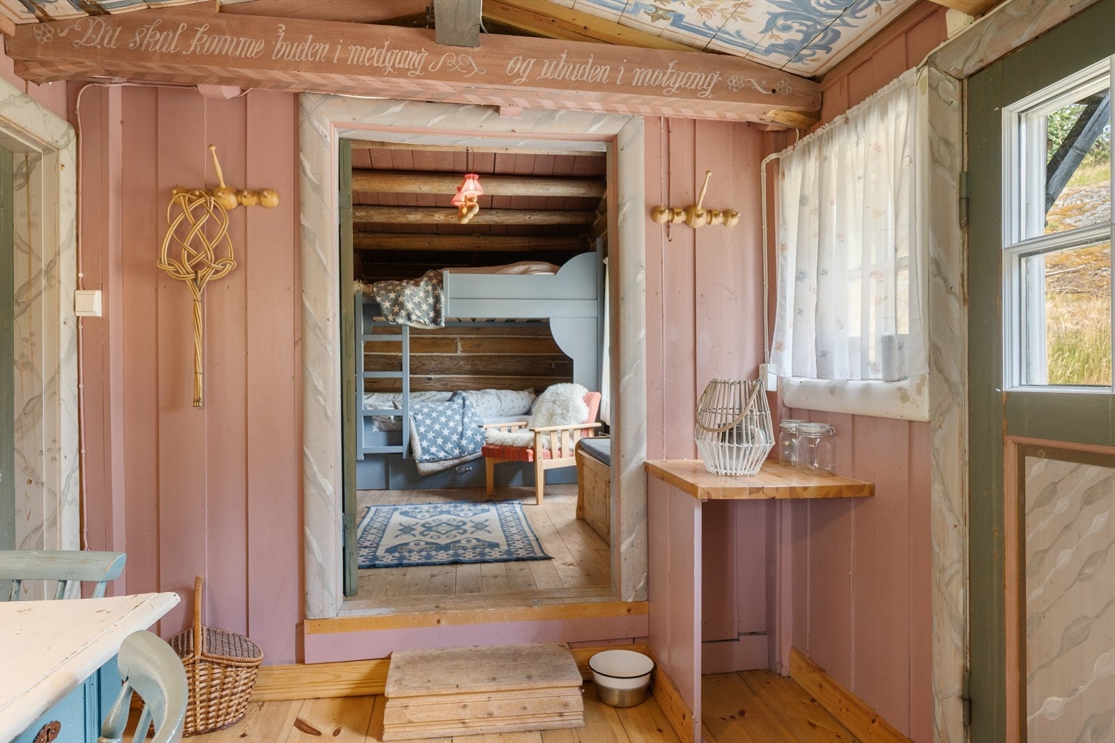 Det er malt tekst på bjelken - boligen er preget av flere særegne detaljer. Galleribilde