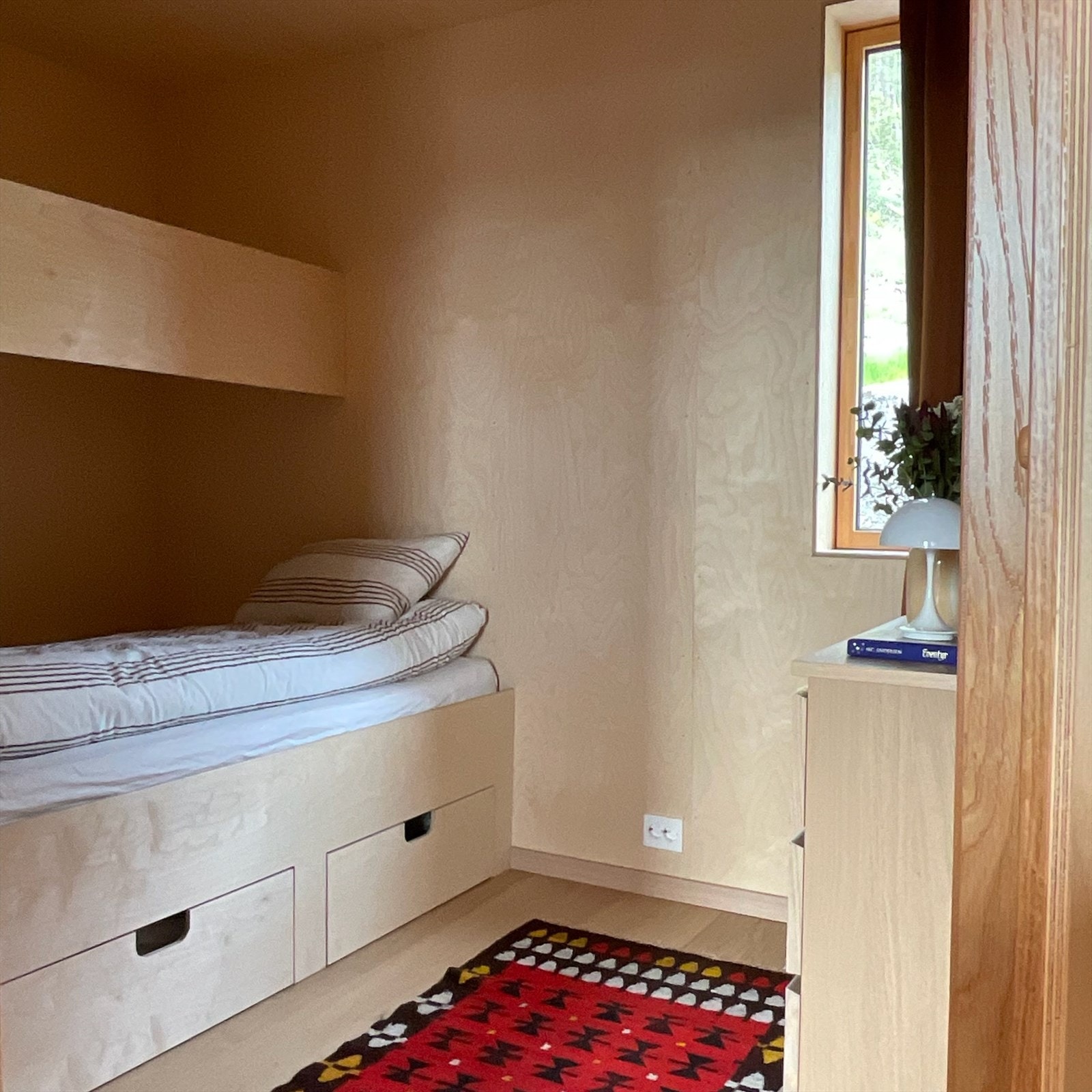 Det er totalt 3 soverom i hytta med plassbygde senger med oppbevaring. Galleribilde