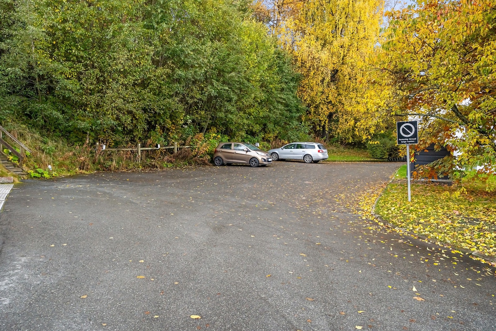 Parkeringsplasser for beboerne i borettslaget. Galleribilde