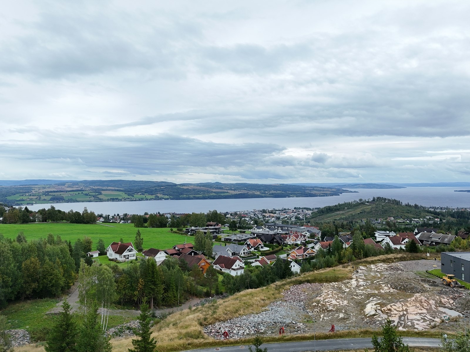 Flott utsikt over byen og Mjøsa. Galleribilde
