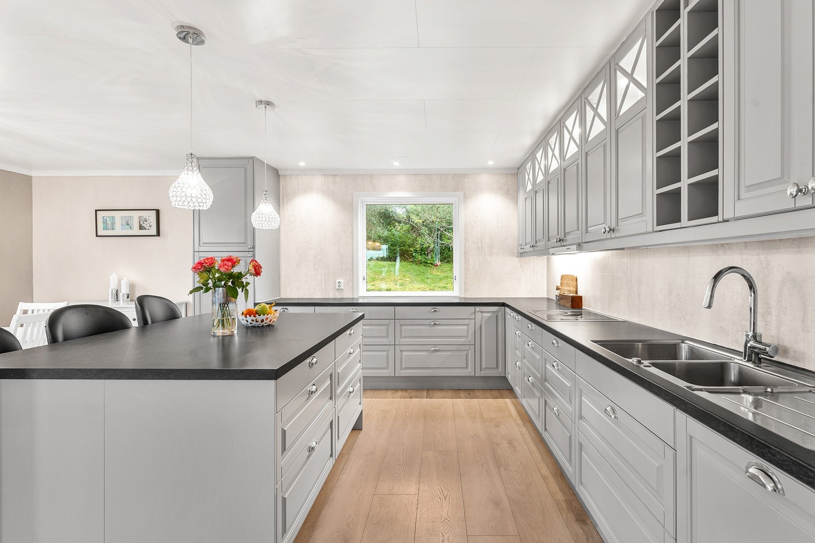 Vindu over kjøkkenbenken gir rikelig med dagslys Galleribilde