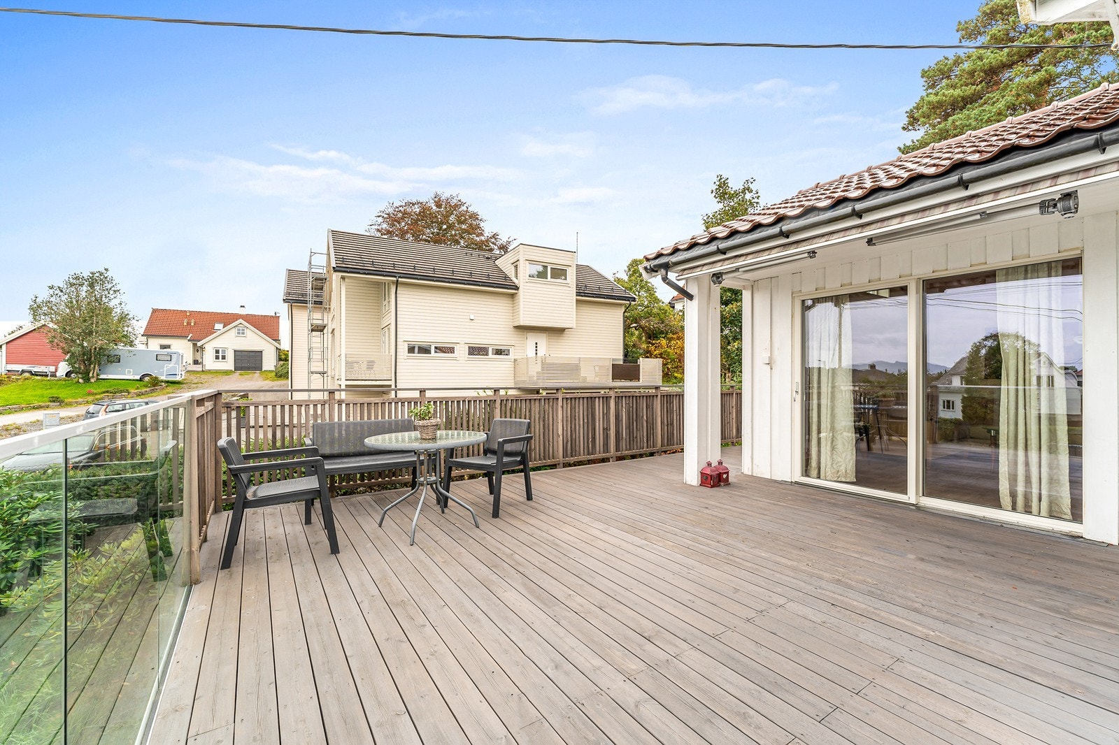 Flott og velholdt enebolig med solrik terrasse, integrert garasje og stor tomt Galleribilde