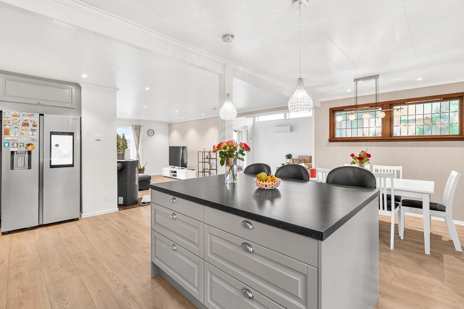 Praktisk kjøkkenøy med ekstra sitteplasser og god oppbevaringsplass i skuffer Galleribilde