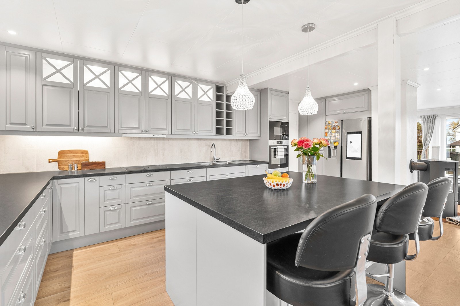 Pent og moderne Epoq-kjøkken fra 2018, med fronter som ble byttet i 2023 Galleribilde