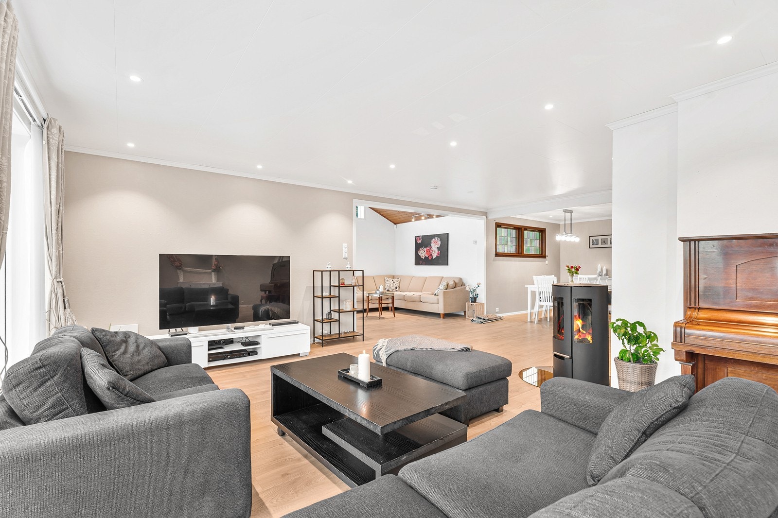 Lys og romslig stue med god plass til å innrede flere soner Galleribilde