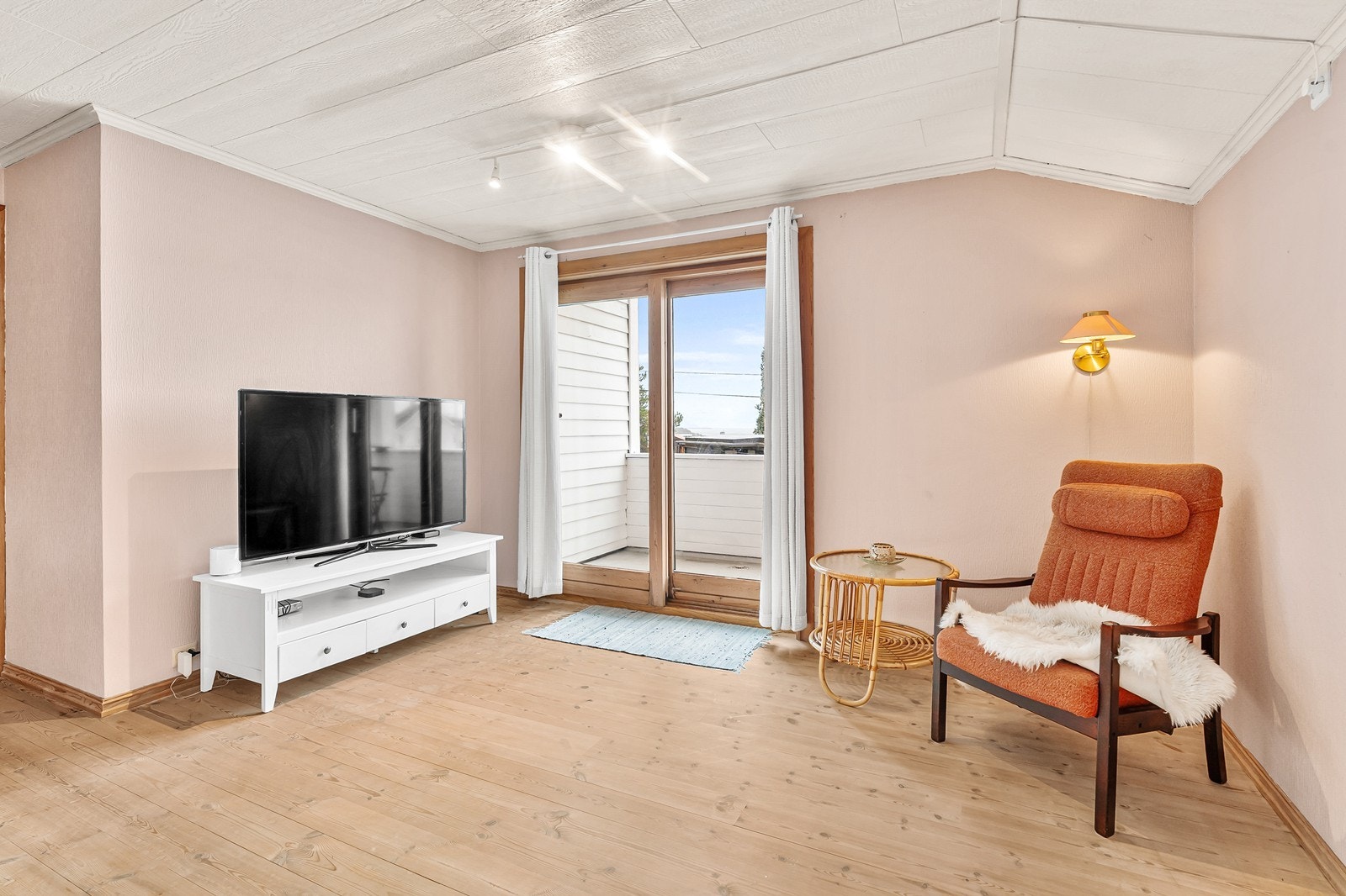 I loftsetasjen finner du en trivelig loftstue, et bad og et soverom Galleribilde