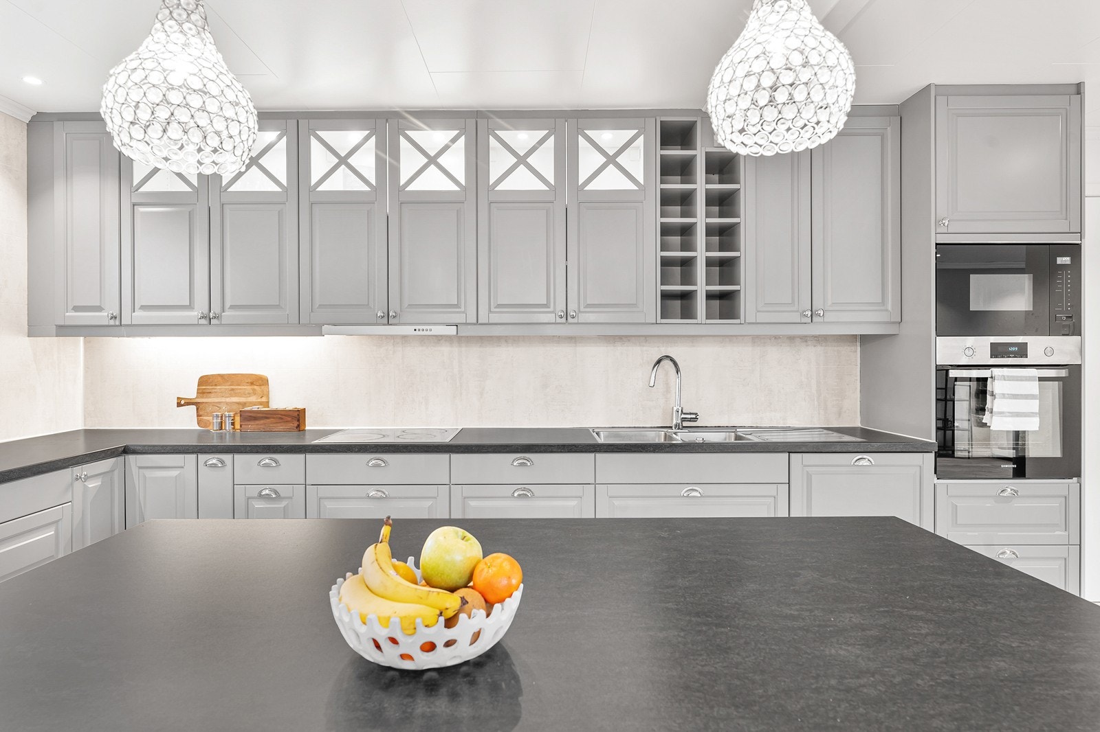 Innredningen har profilerte fronter og laminat benkeplate. Galleribilde