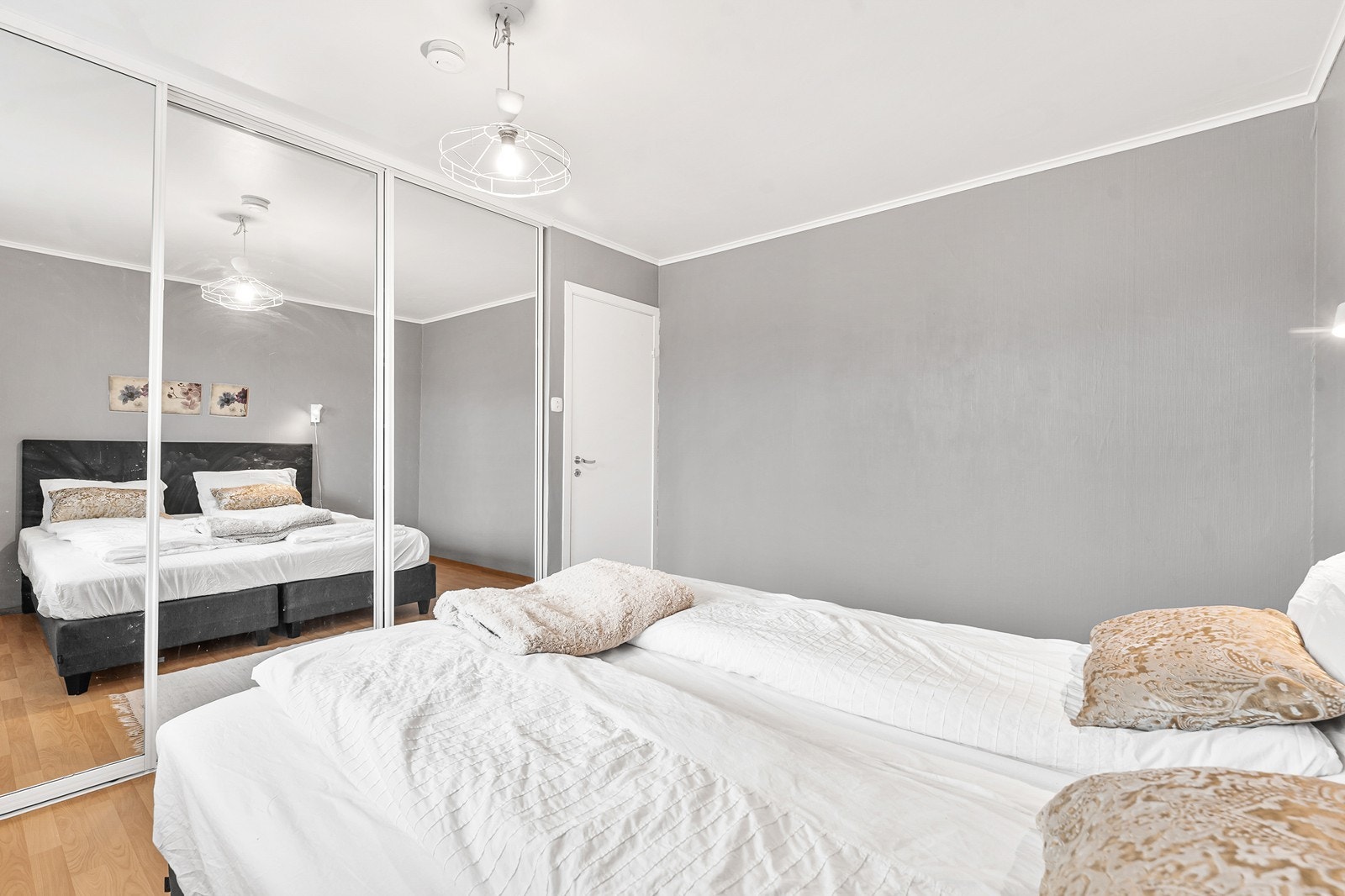 Her er det en romslig skyvedørsgarderobe med speilfronter som gir svært god oppbevaringsplass Galleribilde