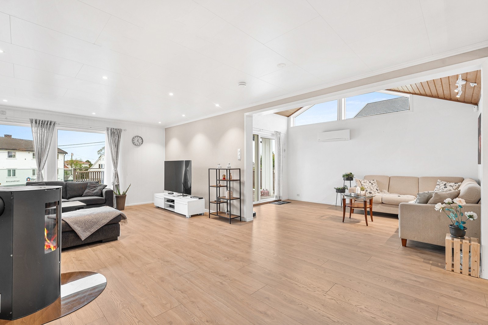 Her er det rom for både en stor sofagruppe med tilhørende TV-møblement, samt en ekstra sittegruppe Galleribilde