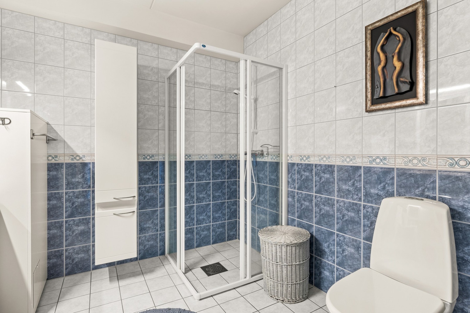 Romslig, flislagt baderom fra byggeår. Galleribilde